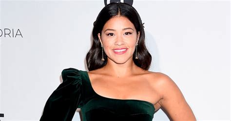 Gina Rodriguez flaunts her curves in a crop top and。